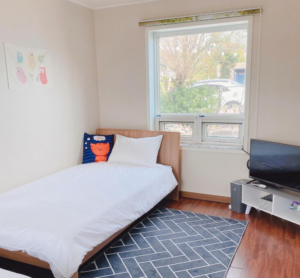 Lefthander Guesthouse Jeju Bagian luar foto